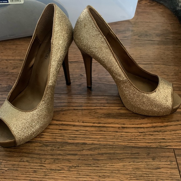 Le chateau gold sparkle pumps size 7.5 - Picture 2 of 3